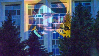 Chipul lui Hitler, proiectat pe fatada Ambasadei Rusiei la Sofia. Un mars impotriva fascismului rus si in sprijinul Ucrainei a scos multi oameni pe strazile din capitala Bulgariei Chipul lui Hitler, proiectat pe fatada Ambasadei Rusiei la Sofia. Un mars impotriva fascismului rus si in sprijinul Ucrainei a scos multi oameni pe strazile din capitala Bulgariei