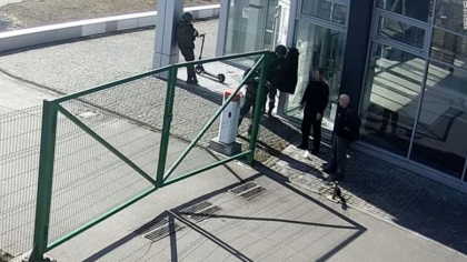 Soldatii rusi au fost filmati in timp ce impusca doi civili neinarmati. Filmul unei crime de razboi la marginea Kievului (CNN) - FOTO/VIDEO