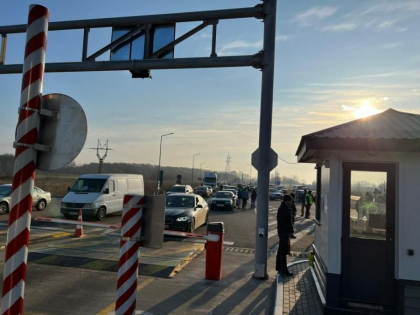 Doi moldoveni au incercat sa intre in tara cu permise de conducere falsificate. Ce au spus acestia politistilor de frontiera Doi moldoveni au incercat sa intre in tara cu permise de conducere falsificate. Ce au spus acestia politistilor de frontiera