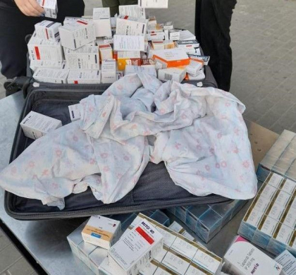 O femeie din Ucraina a incercat sa iasa din Moldova cu doua valize pline cu medicamente. Ce a spus aceasta politistilor de frontiera - FOTO