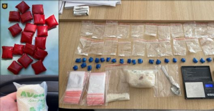 Doi barbati - retinuti in flagrant in timp ce ascundeau pachetele cu substante narcotice, in capitala. Drogurile urmau a fi vandute pe telegram - VIDEO Doi barbati - retinuti in flagrant in timp ce ascundeau pachetele cu substante narcotice, in capitala. Drogurile urmau a fi vandute pe telegram - VIDEO