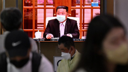 Coreea de Nord confirma primul deces din cauza Covid-19. Pentru prima oara, Kim Jong-un a aparut la televizor cu masca de protectie Coreea de Nord confirma primul deces din cauza Covid-19. Pentru prima oara, Kim Jong-un a aparut la televizor cu masca de protectie