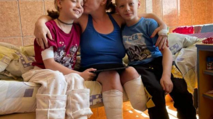 Si mama, si fiica si-au pierdut picioarele cand rusii au bombardat gara Kramatorsk. De ele are grija acum geamanul ramas teafar - FOTO Si mama, si fiica si-au pierdut picioarele cand rusii au bombardat gara Kramatorsk. De ele are grija acum geamanul ramas teafar - FOTO