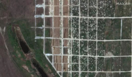 Rusii sapa atat de multe gropi in cimitirele din Mariupol incat se vad din satelit - FOTO