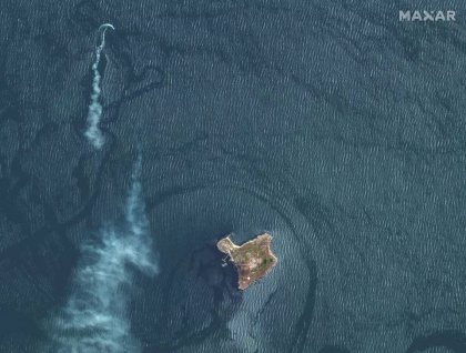 O nava ruseasca scapa, la limita, de o lovitura a unei rachete ucrainene langa Insula Serpilor. Imagini din satelit
O nava ruseasca scapa, la limita, de o lovitura a unei rachete ucrainene langa Insula Serpilor. Imagini din satelit