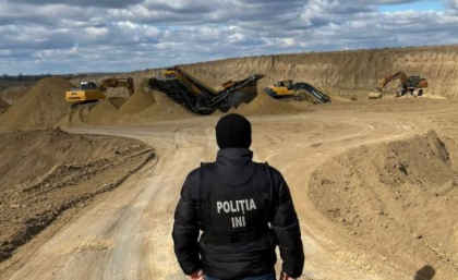 Au extras nisip de peste 9 milioane de lei de pe suprafata unor terenuri publice. Proprietarii unei cariere de nisip din Anenii Noi - cercetati penal - FOTO Au extras nisip de peste 9 milioane de lei de pe suprafata unor terenuri publice. Proprietarii unei cariere de nisip din Anenii Noi - cercetati penal - FOTO