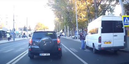 Soferul care a fost la un pas de a lovi un barbat pe trecerea de pietoni si a fugit de la locul faptei - gasit de oamenii legii. Politia: „I-au fost intocmite trei procese verbale”