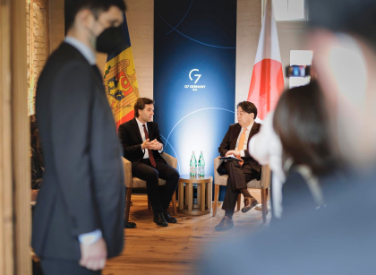 Nicu Popescu i-a multumit ministrului afacerilor externe al Japoniei la reuniunea G7 din Germania: „Ne-au oferit 12 milioane de dolari si donatia voluntara in valoare de 1,7 milioane de dolari pentru gestionarea crizei refugiatilor” - FOTO