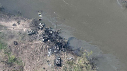 Imaginile dezastrului: Rusii au suferit pierderi grele dupa trei incercari esuate de fortare a unui rau strategic in Donbas