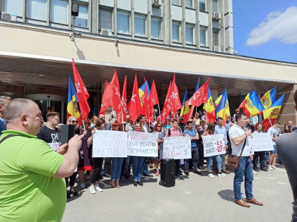Protest la BNM. Socialistii cer ca Banca Nationala a Moldovei sa treaca sub conducerea poporului, iar guvernatorul sa-si dea demisia - FOTO