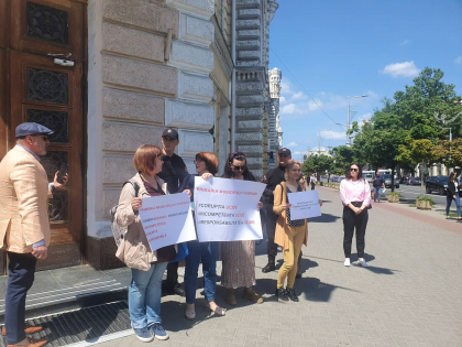 Protest in fata primariei, dupa moartea copilului de un an, in parcul Alunelul: „Coruptia ucide, iresponsabilitatea ucide” - FOTO/VIDEO
