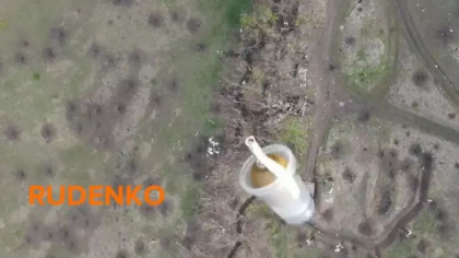 Improvizatie ruseasca: grenade de mana puse in pahare de plastic si aruncate din drone comerciale - VIDEO Improvizatie ruseasca: grenade de mana puse in pahare de plastic si aruncate din drone comerciale - VIDEO