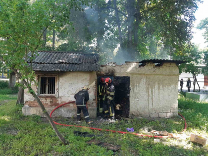 A luat foc o cladire de pe teritoriul unui liceu din capitala. Trei echipaje de pompieri au intervenit. Imagini de la locul faptei - FOTO