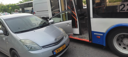 Usa unei masini de taxi a ajuns in troleibuz, in urma unui accident. Cum s-a intamplat totul si ce spun soferii - FOTO Usa unei masini de taxi a ajuns in troleibuz, in urma unui accident. Cum s-a intamplat totul si ce spun soferii - FOTO
