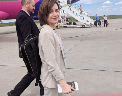 Cu rucsacul in spate si pasaportul in mana, Maia Sandu - in drum spre Bruxelles - FOTO Cu rucsacul in spate si pasaportul in mana, Maia Sandu - in drum spre Bruxelles - FOTO