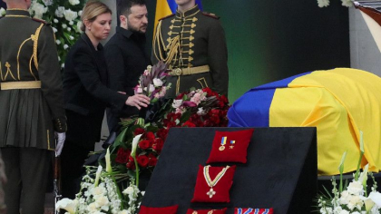 Zelenski si sotia sa, Olena, prima aparitie publica de la inceputul razboiului, la funeraliile fostului presedinte al Ucrainei Zelenski si sotia sa, Olena, prima aparitie publica de la inceputul razboiului, la funeraliile fostului presedinte al Ucrainei