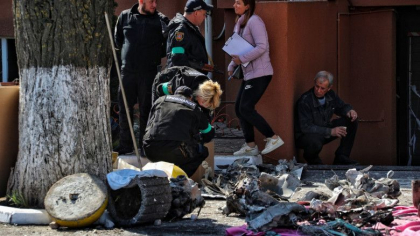CPI a trimis in Ucraina cea mai mare echipa de anchetatori desfasurata vreodata pentru investigarea crimelor de razboi
CPI a trimis in Ucraina cea mai mare echipa de anchetatori desfasurata vreodata pentru investigarea crimelor de razboi