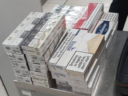 A incercat sa iasa din tara cu peste 300 de pachete de tigari. O femeie - retinuta pe Aeroportul International Chisinau - FOTO A incercat sa iasa din tara cu peste 300 de pachete de tigari. O femeie - retinuta pe Aeroportul International Chisinau - FOTO