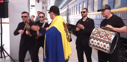 Zdob ai Zdub si fratii Advahov, despre Eurovision 2022, pe peronul Garii Feroviare din Chisinau: „Suntem mandri ca am cantat in limba romana si toata Europa a cantat impreuna cu noi” - VIDEO