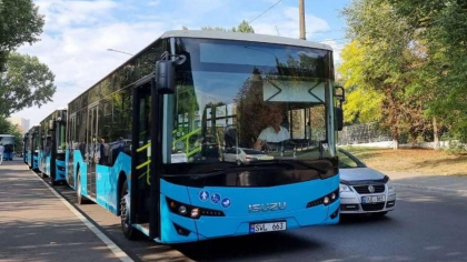 Costul unei calatorii cu atobuzul, suportat de autoritatile din capitala, ar fi 19 lei, iar costul real al unei calatorii cu troleibuzul depaseste 7 lei. Declaratiile directorului adjunct al Parcului Urban de Autobuze
Costul unei calatorii cu atobuzul, suportat de autoritatile din capitala, ar fi 19 lei, iar costul real al unei calatorii cu troleibuzul depaseste 7 lei. Declaratiile directorului adjunct al Parcului Urban de Autobuze