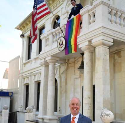 Drapelul LGBTI - arborat pe Ambasada Statelor Unite la Chisinau, in contextul Zilei internationale impotriva homofobiei, bifobiei si transfobiei - FOTO Drapelul LGBTI - arborat pe Ambasada Statelor Unite la Chisinau, in contextul Zilei internationale impotriva homofobiei, bifobiei si transfobiei - FOTO