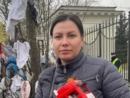 Activista care l-a atacat cu vopsea pe ambasadorul rus, nevoita sa plece din Varsovia din cauza amenintarilor cu moartea - FOTO Activista care l-a atacat cu vopsea pe ambasadorul rus, nevoita sa plece din Varsovia din cauza amenintarilor cu moartea - FOTO