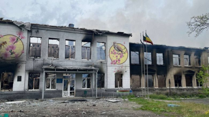 Ucrainenii ii acuza pe rusii ca au lovit o scoala din regiunea Donetk cu bombe cu fosfor alb - FOTO Ucrainenii ii acuza pe rusii ca au lovit o scoala din regiunea Donetk cu bombe cu fosfor alb - FOTO