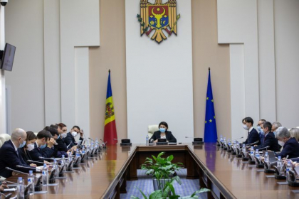 Membrii Comisiei pentru Situatii Exceptionale se intalnesc in sedinta pentru a discuta despre cresterea preturilor la ulei. Anuntul facut de presedintele Parlamentului