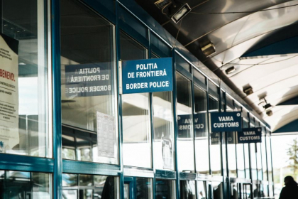 Un sofer roman - retinut la vama Sculeni, dupa ce a incercat sa iasa din Moldova cu permis de conducere falsificat. Acesta l-ar fi cumparat cu 300 de euro