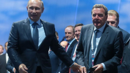 Un fost cancelar al Germaniei a ramas fara privilegiile functiei, pentru ca a ramas apropiat de Putin dupa declansarea razboiului