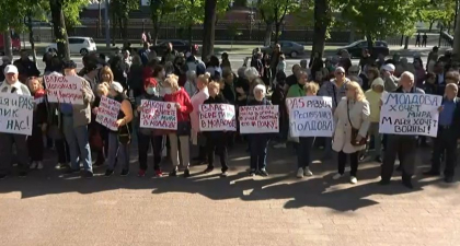 Si-au adus sustinatorii pentru a protesta. PCRM si partidul "SOR" - cu pancarte si lozinci in fata Parlamentului 