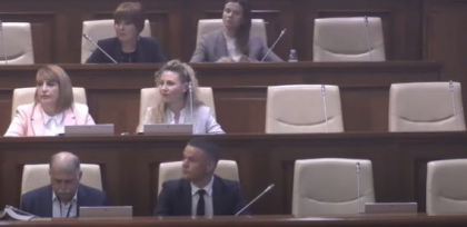 Procurorul general interimar, Dumitru Robu, prezent la sedinta Parlamentului. Acesta va cere ridicarea imunitatii unui deputat Procurorul general interimar, Dumitru Robu, prezent la sedinta Parlamentului. Acesta va cere ridicarea imunitatii unui deputat