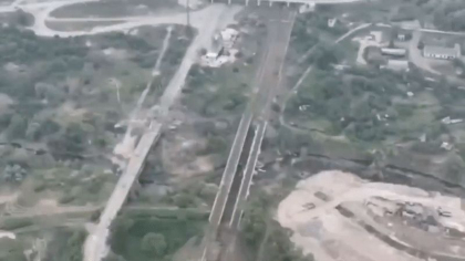 Cum au distrus ucrainenii un pod strategic din Lugansk, folosind mine antitanc - VIDEO Cum au distrus ucrainenii un pod strategic din Lugansk, folosind mine antitanc - VIDEO