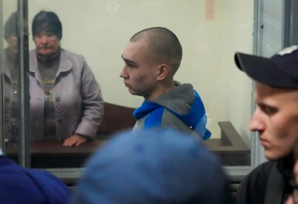 Scene dramatice la procesul primului soldat rus judecat in Ucraina- Vaduva barbatului ucis l-a confruntat: ”Spune-mi, te caiesti? De ce ati venit aici?” Scene dramatice la procesul primului soldat rus judecat in Ucraina- Vaduva barbatului ucis l-a confruntat: ”Spune-mi, te caiesti? De ce ati venit aici?”