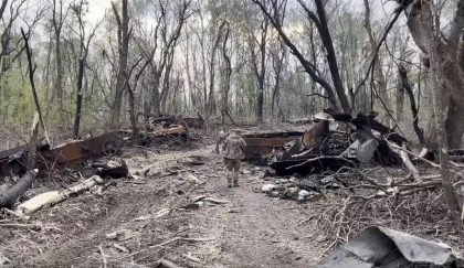 Primele imagini de la sol din „cimitirul” de tancuri rusesti de pe malurile Donetului. Multe vehicule abandonate de rusi desi par in stare buna - VIDEO Primele imagini de la sol din „cimitirul” de tancuri rusesti de pe malurile Donetului. Multe vehicule abandonate de rusi desi par in stare buna - VIDEO