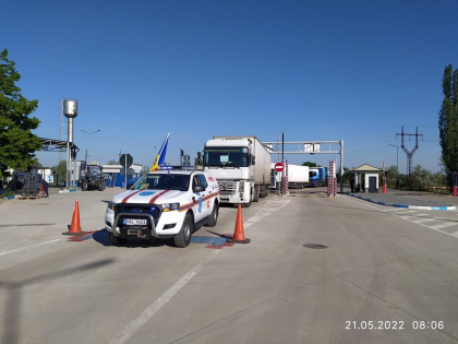 Un nou lot de ajutor umanitar a fost oferit de Republica Moldova Ucrainei. Opt camioane cu produse au fost escortate de angajatii IGSU in tara vecina - FOTO