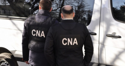 Trei persoane, printre care si un politist - retinute de CNA si SIS. Acestea sunt documentate pentru trafic de influenta in proportii deosebit de mari Trei persoane, printre care si un politist - retinute de CNA si SIS. Acestea sunt documentate pentru trafic de influenta in proportii deosebit de mari
