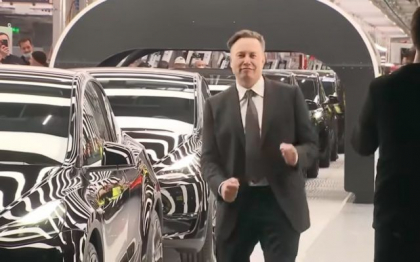 Elon Musk neaga acuzatiile ca ar fi hartuit sexual o insotitoare de bord in 2016. Actiunile Tesla au scazut cu 6%
