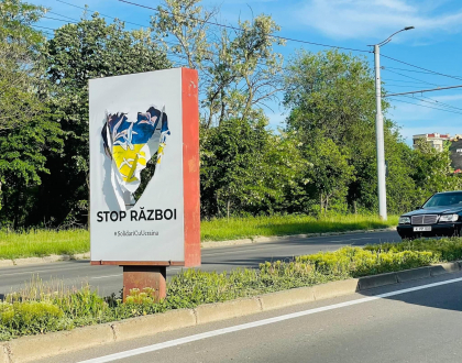 Bannere cu mesaj impotriva razboiului din Ucraina - vandalizate, in capitala. Alaiba: „Sper mama si tata sunt mandri de asa odrasle. Au esuat in educatie, din pacate” - FOTO