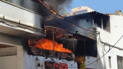 Turisti aflati in vacanta in Spania, arestati dupa ce au aruncat mucuri de tigara de pe balconul hotelului, provocand un incendiu