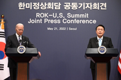 Biden si Yoon vor sa intareasca cooperarea militara in fata „amenintarii” Phenianului