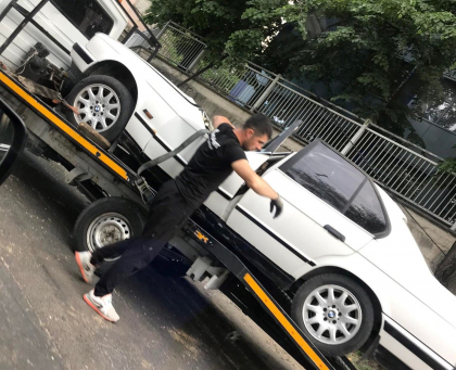 Cum arata masina, peste care a cazut un copac in aceasta dupa-amiaza, in capitala - FOTO Cum arata masina, peste care a cazut un copac in aceasta dupa-amiaza, in capitala - FOTO