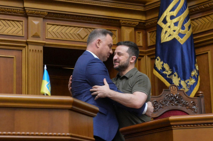 Ucraina trebuie sa-si decida singura viitorul, afirma presedintele Poloniei in aplauzele parlamentarilor ucraineni Ucraina trebuie sa-si decida singura viitorul, afirma presedintele Poloniei in aplauzele parlamentarilor ucraineni