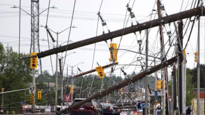 Furtuni violente in Canada. Cel putin patru persoane au murit, iar 900.000 de locuinte au ramas fara curent electric