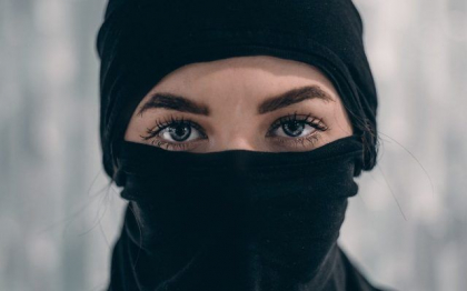Mai multe jurnaliste afgane de la principalele televiziuni au refuzat sa prezinte stirile cu fetele acoperite, asa cum cer talibanii