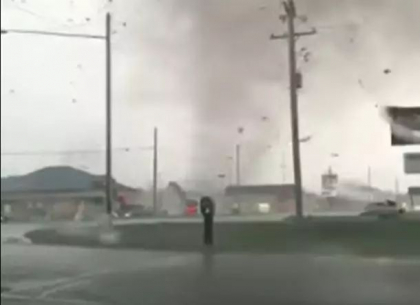 Doi morti si 44 de raniti dupa ce o tornada a lovit statul american Michigan - VIDEO
