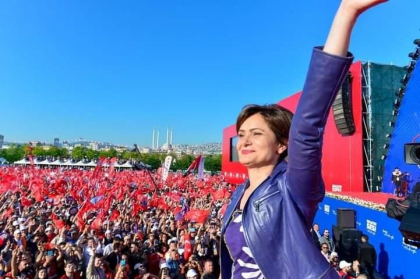 Istanbul: Protest cu mii de oameni dupa ce o politiciana a fost condamnata pentru insultarea presedintelui Erdogan Istanbul: Protest cu mii de oameni dupa ce o politiciana a fost condamnata pentru insultarea presedintelui Erdogan