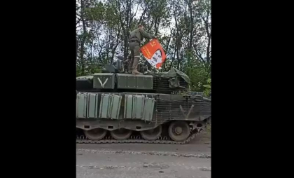 Rusii au arborat pe un tanc un steag al URSS cu chipul lui Stalin pe el - VIDEO