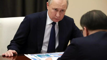 Un fost spion britanic spun ca Putin este „inconjurat constant de medici”, iar boala sa „provoaca haos” la Kremlin Un fost spion britanic spun ca Putin este „inconjurat constant de medici”, iar boala sa „provoaca haos” la Kremlin