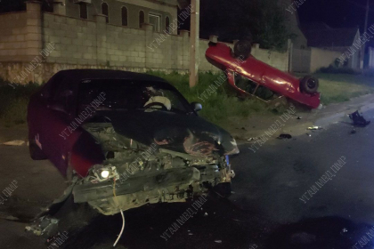 O persoana - transportata de urgenta la spital, dupa ce un sofer nu a cedat trecerea, s-a ciocnit cu un alt automobil, apoi s-a rasturnat, la Ribnita. Imagini de la locul faptei - FOTO